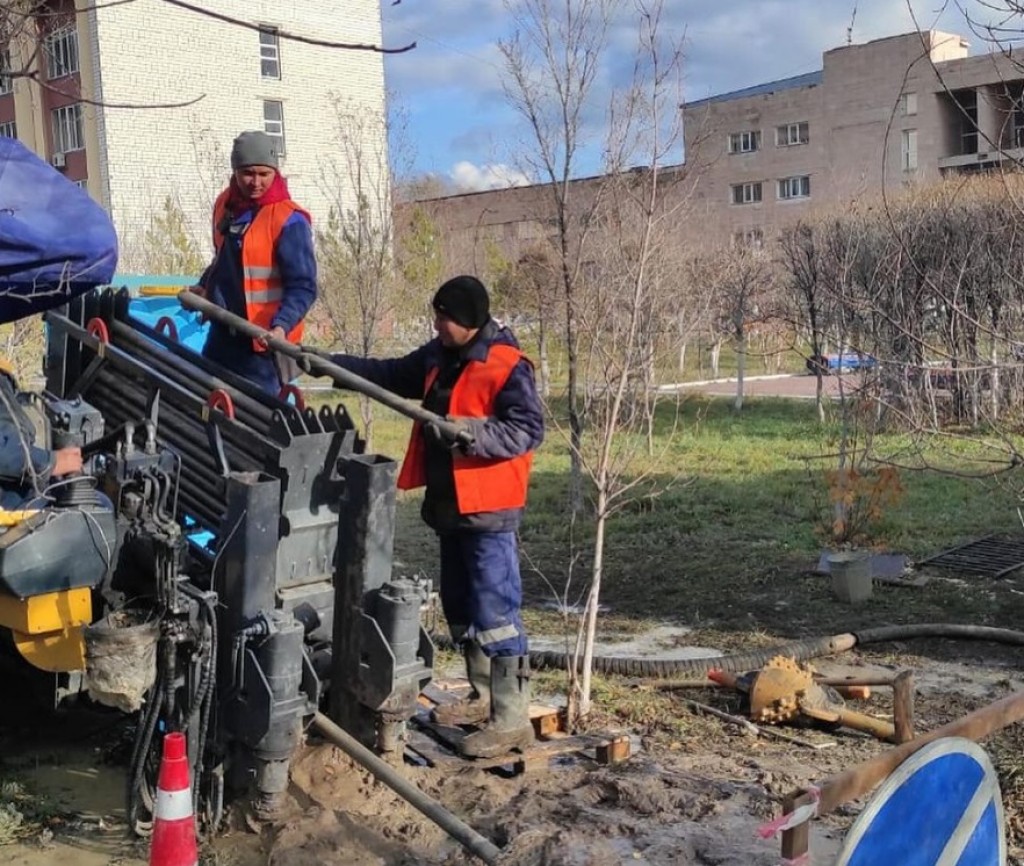 Еще на нескольких улицах Караганды меняют старый водопровод