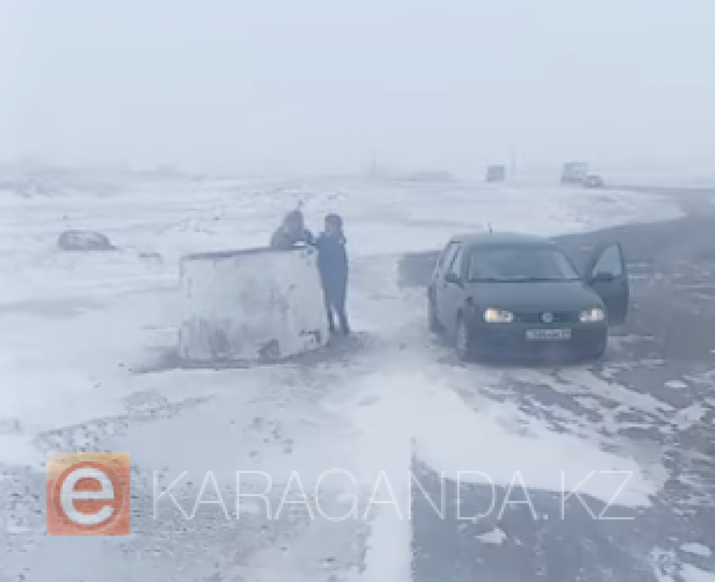 В Карагандинской области мусор из сёл свозят на стоянку: нарушитель попал на камеру