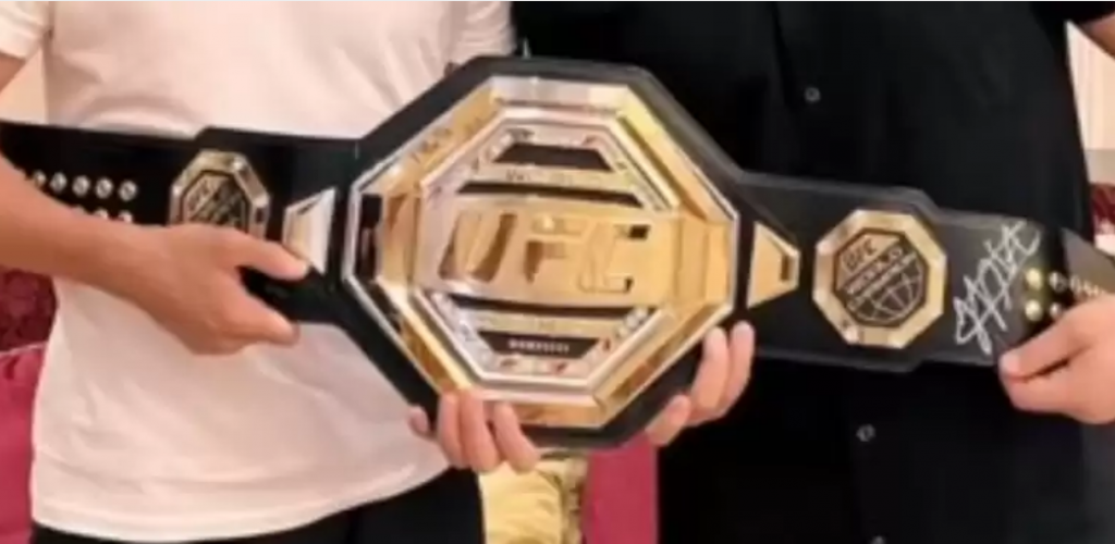 Карагандинец купил на аукционе чемпионский пояс UFC Хабиба Нурмагомедова