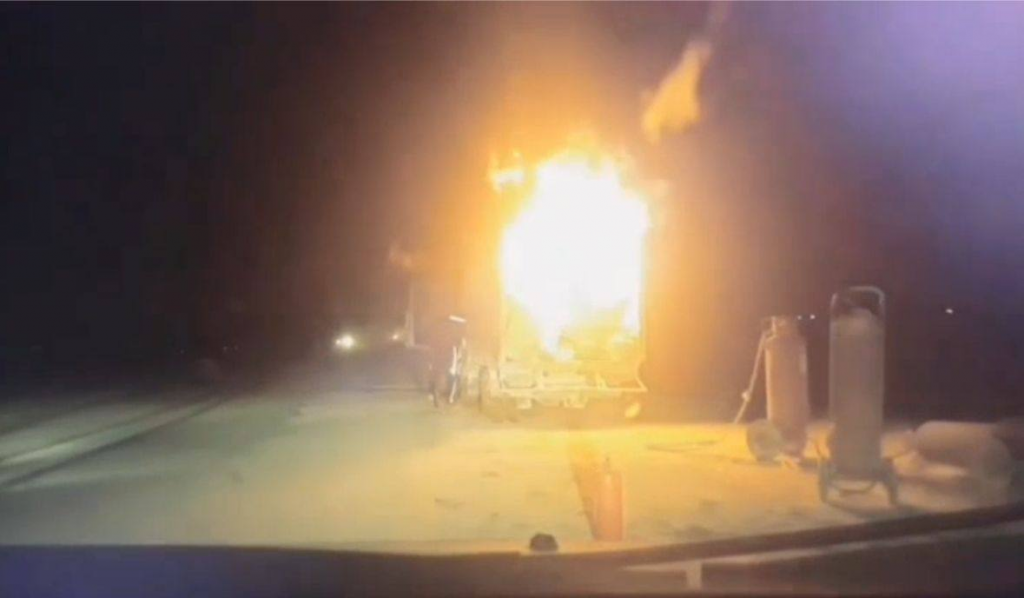 Полицейские отбуксировали горящую машину в Карагандинской области