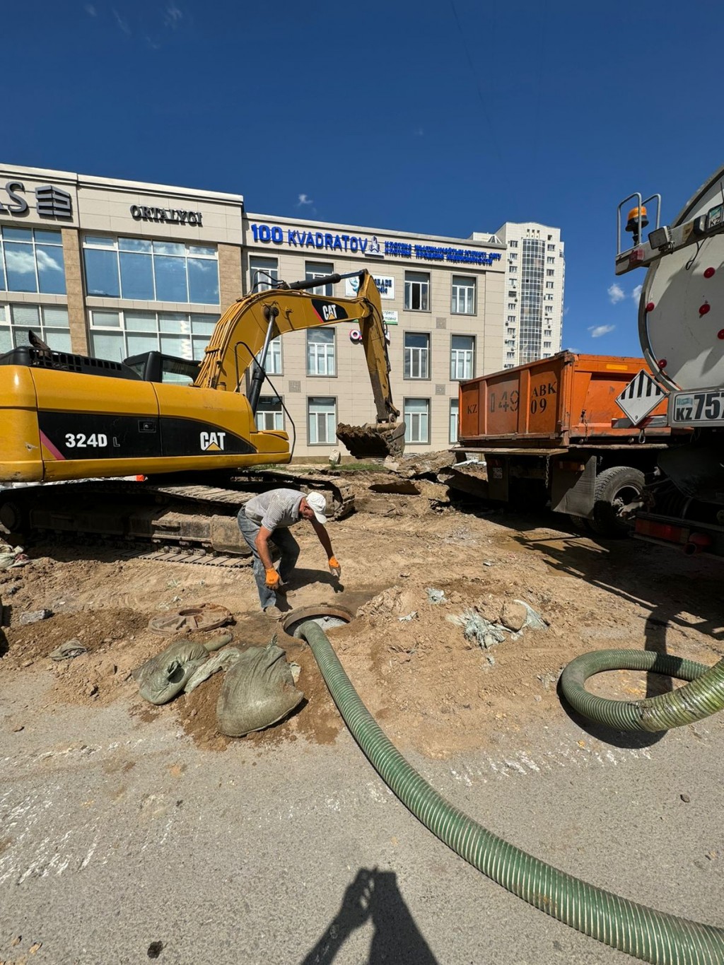 К устранению огромной ямы приступили на Юго-востоке Караганды