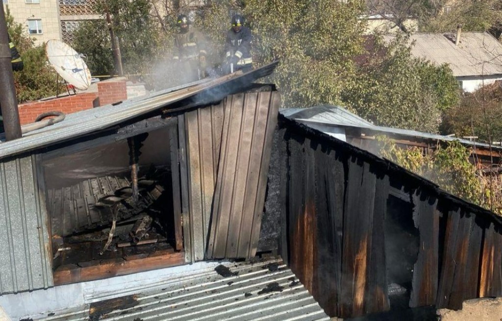 Баня и сарай во дворе частного дома горели в Караганде