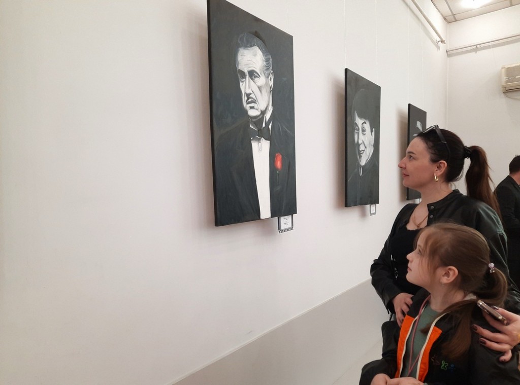 Портреты знаменитостей представил на персональной выставке карагандинец Жанболат Бабаков