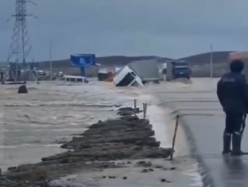 Грузовики смыло во время проезда по затопленной трассе Караганда — Балхаш