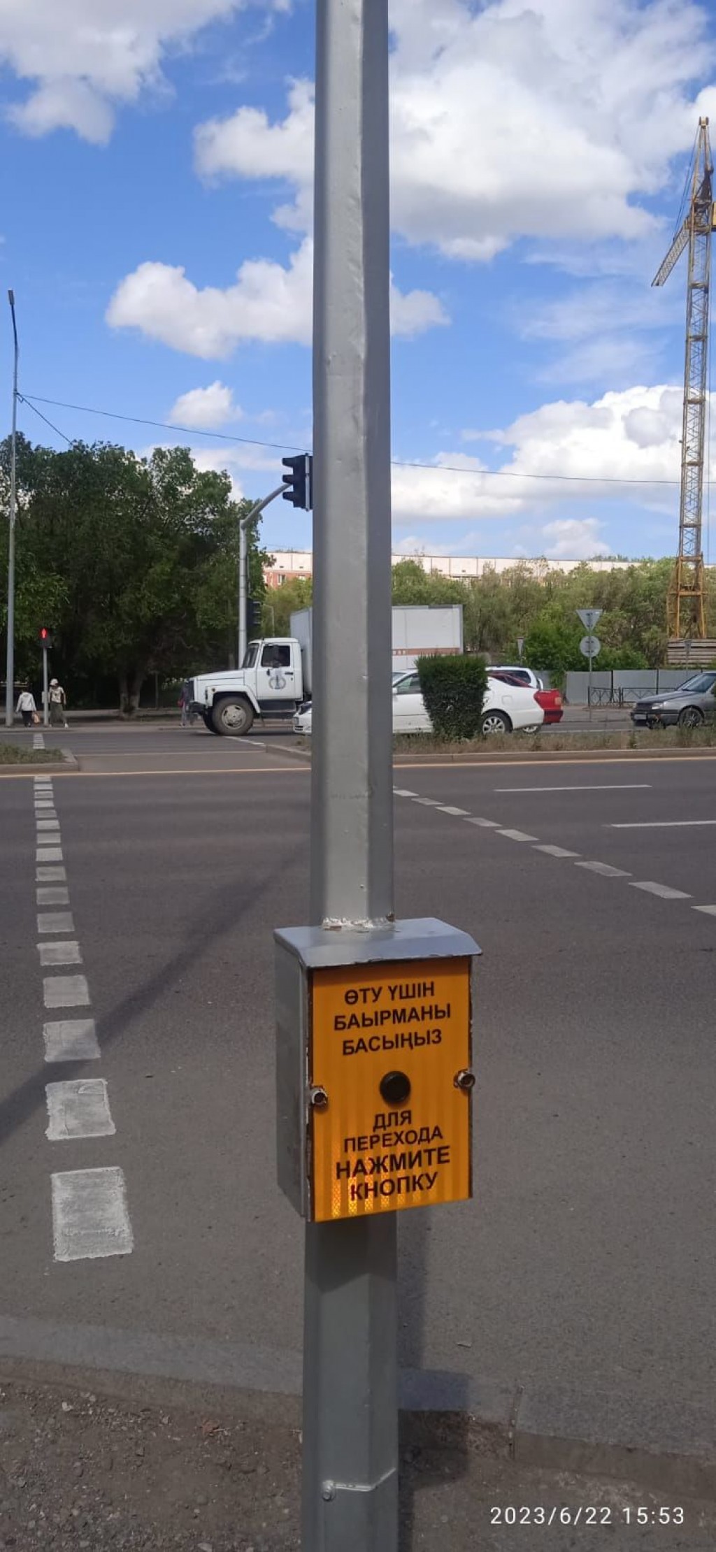 Карагандинцы вынужденно переходили дорогу по Республики на красный