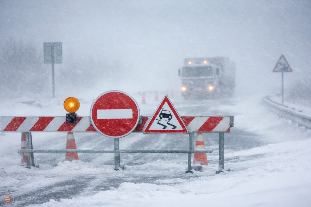 Из-за метели в Карагандинской области закрыты десятки дорог