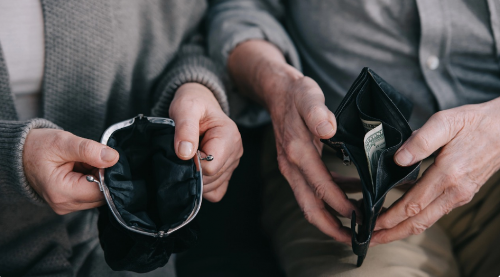 Из-за введения НДС на банковские переводы могут пострадать пенсионеры и студенты – мажилисмен