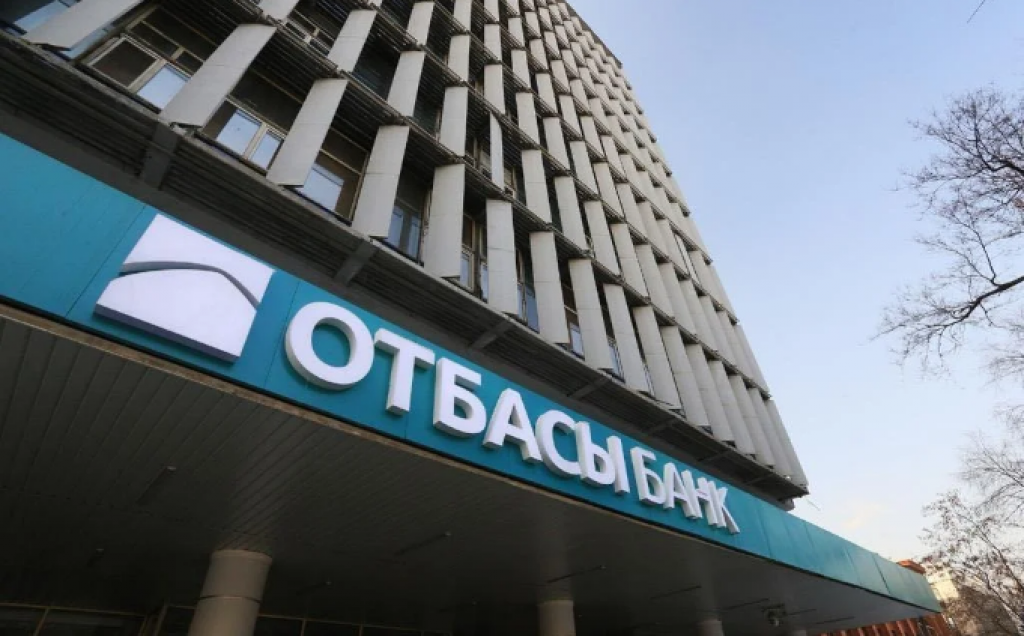 Казахстанцам запретили использовать пенсионные излишки на пластические операции