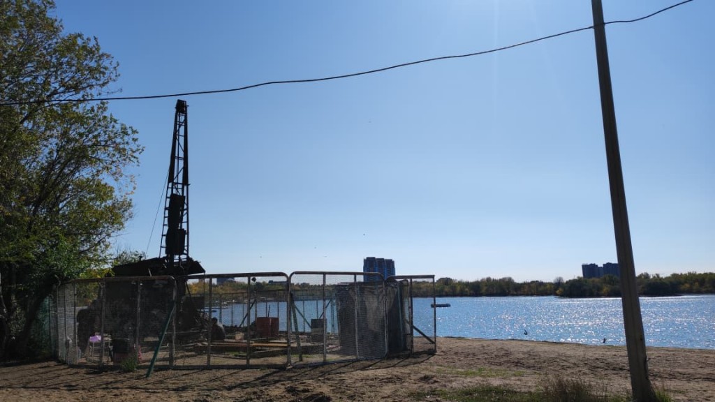 В Караганде бурят скважины вокруг паркового озера