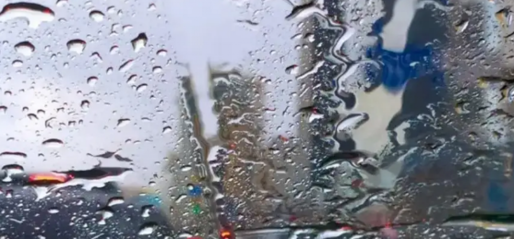 Видео карагандинского регулировщика, стоящего по колено в луже, появилось в соцсетях