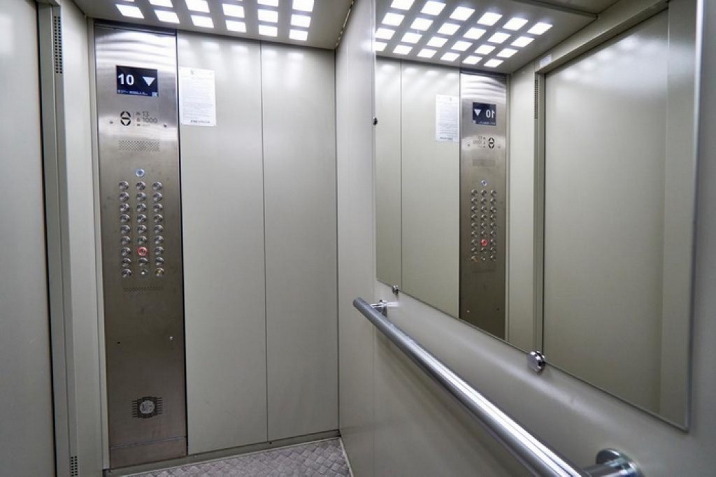 В Караганде и Темиртау продолжают менять старые лифты в многоэтажках