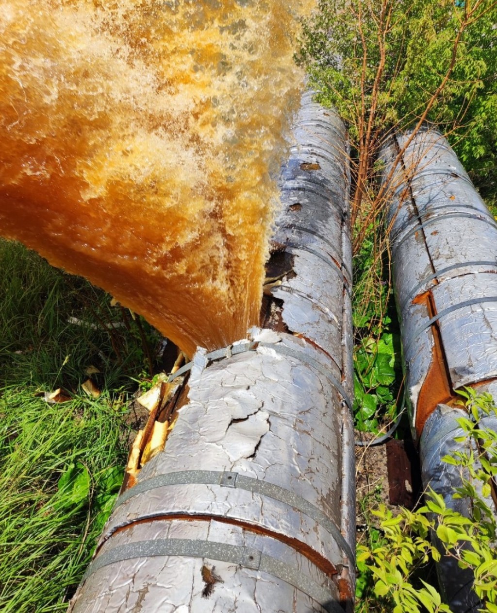 Огромный выброс воды из тепловой сети произошел сегодня в Караганде