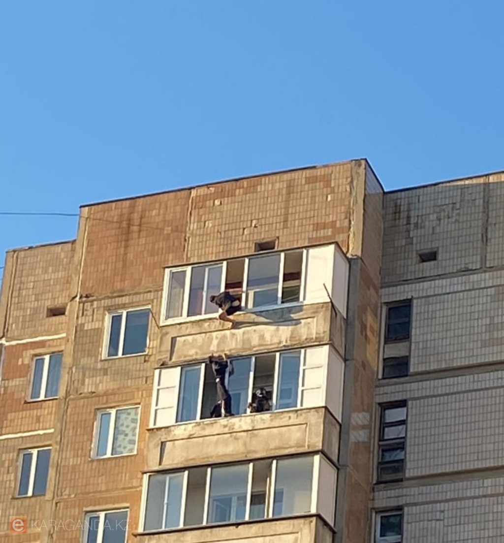В Караганде полицейский спас мужчину, пытавшегося спрыгнуть с 9 этажа