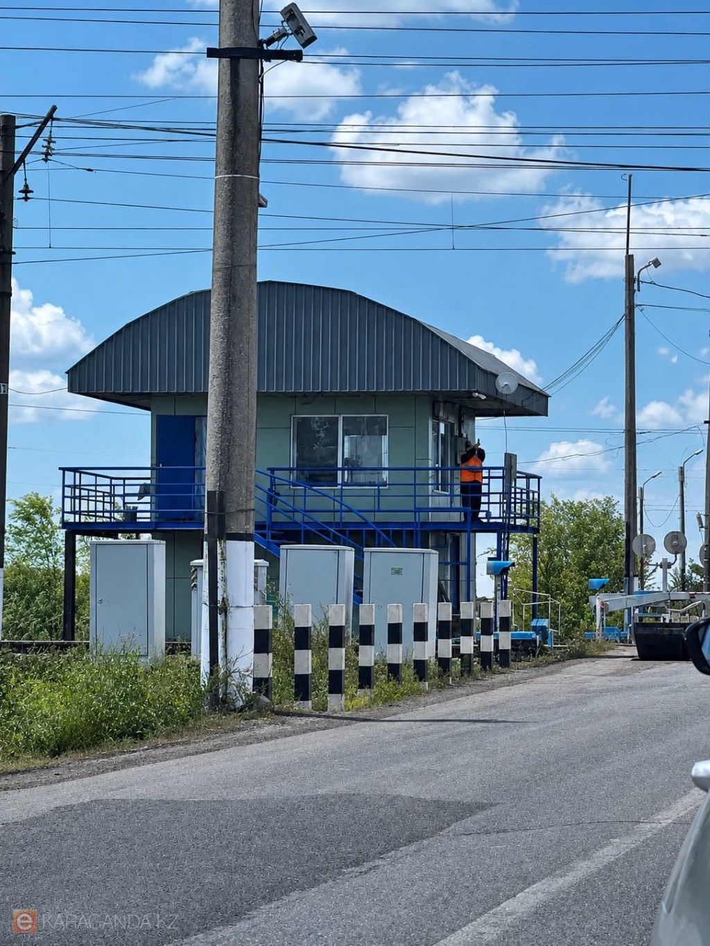 ЖД переезд в Майкудуке Караганды перекрыли из-за путевых работ
