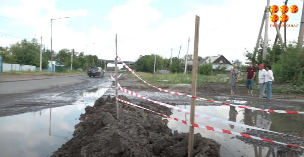 Жители улицы Седова вторую неделю не могут добиться устранения утечки