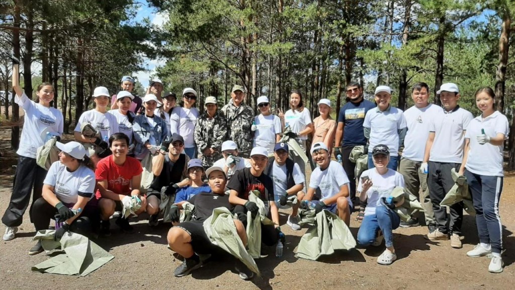 Более 30 мешков мусора собрали волонтёры на автотрассе Караганда – Темиртау