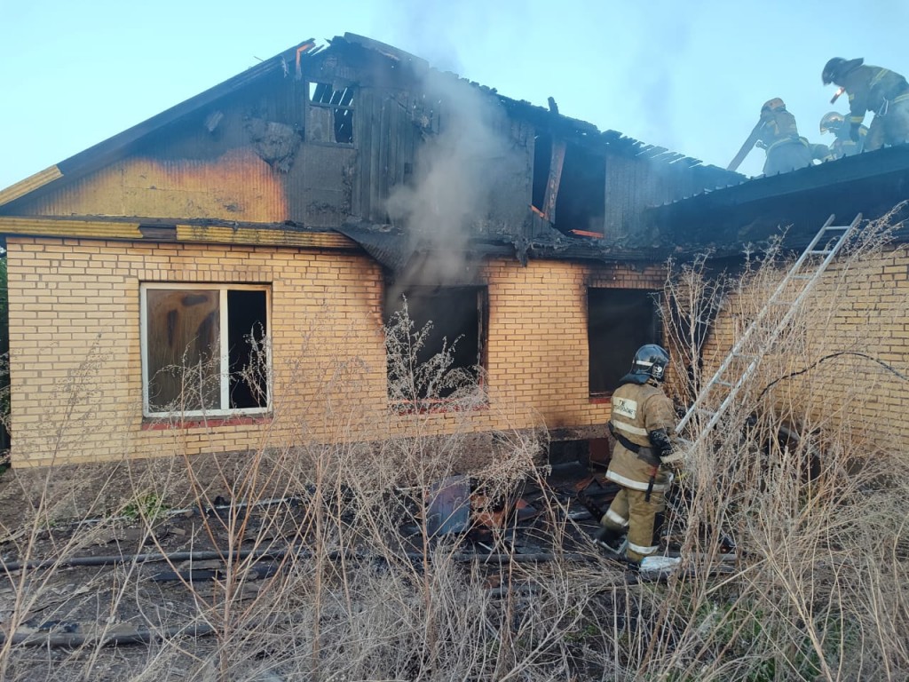 Два частных дома горели в Караганде в минувшие сутки