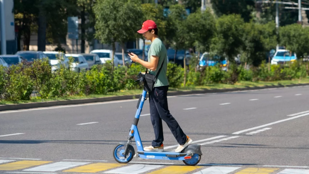 В сутки в Казахстане фиксируют до 70 случаев парковки самокатов в неустановленных местах