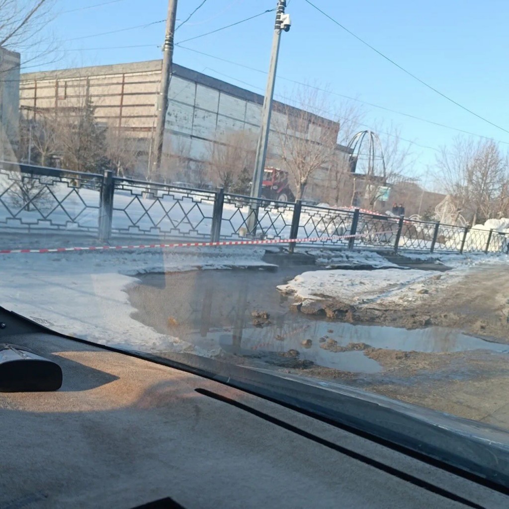 В Темиртау проезжую часть по проспекту Металлургов затопило бесхозной системой полива