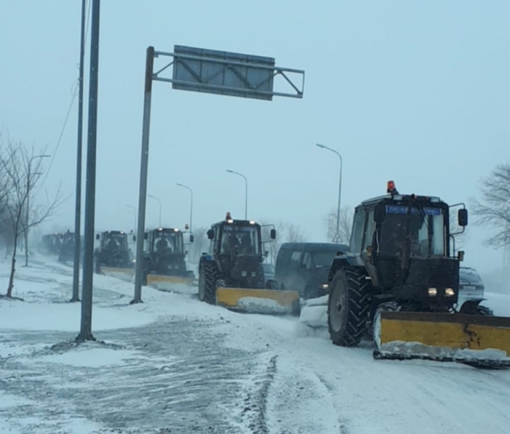 На улицах Караганды борются со снегом почти 300 единиц спецтехники