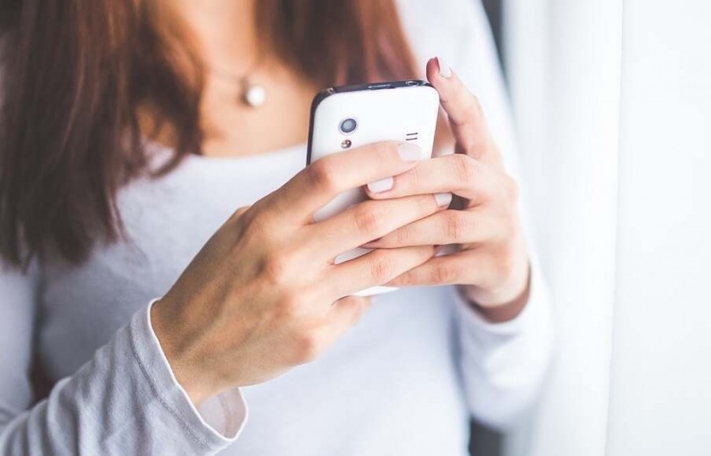 Дама похитила в фитнес-клубе дорогой мобильник в Шахтинске