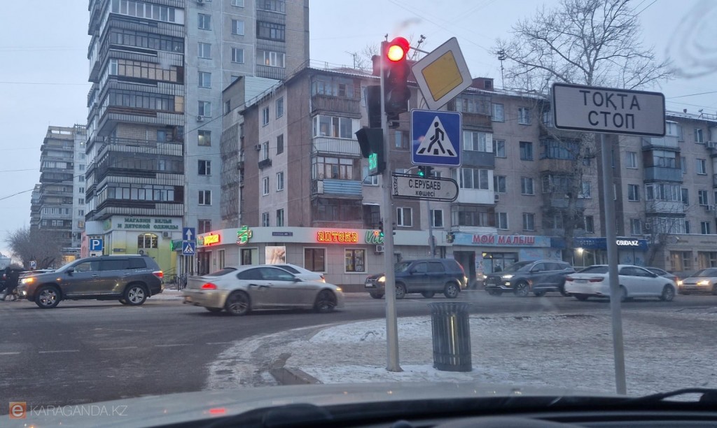 Постоянные заторы: работу светофора на одном из центральных перекрёстков Караганды менять не будут