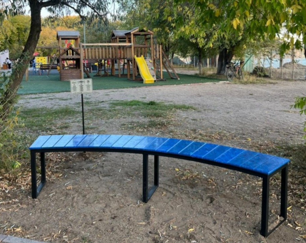 Необычная скамейка появилась в Центральном парке Караганды