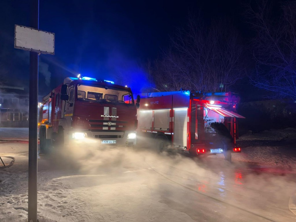 В Караганде во время пожаров в многоэтажках эвакуировали 24 жильца