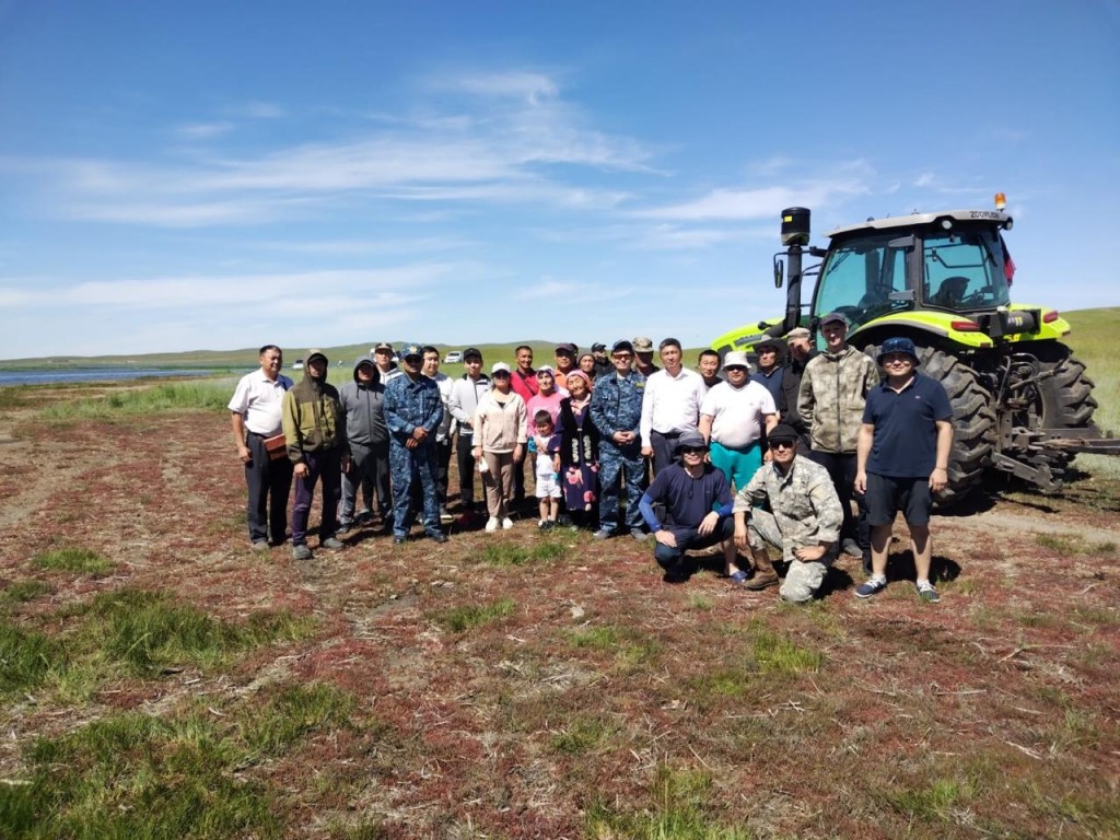 Жители Карагандинской области очистили берега озер Рудничное и Шалкарколь
