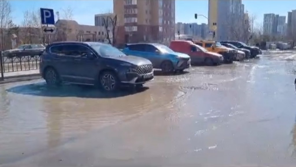 В Караганде талыми водами затопило перекресток Сатыбалдина — Шахтеров