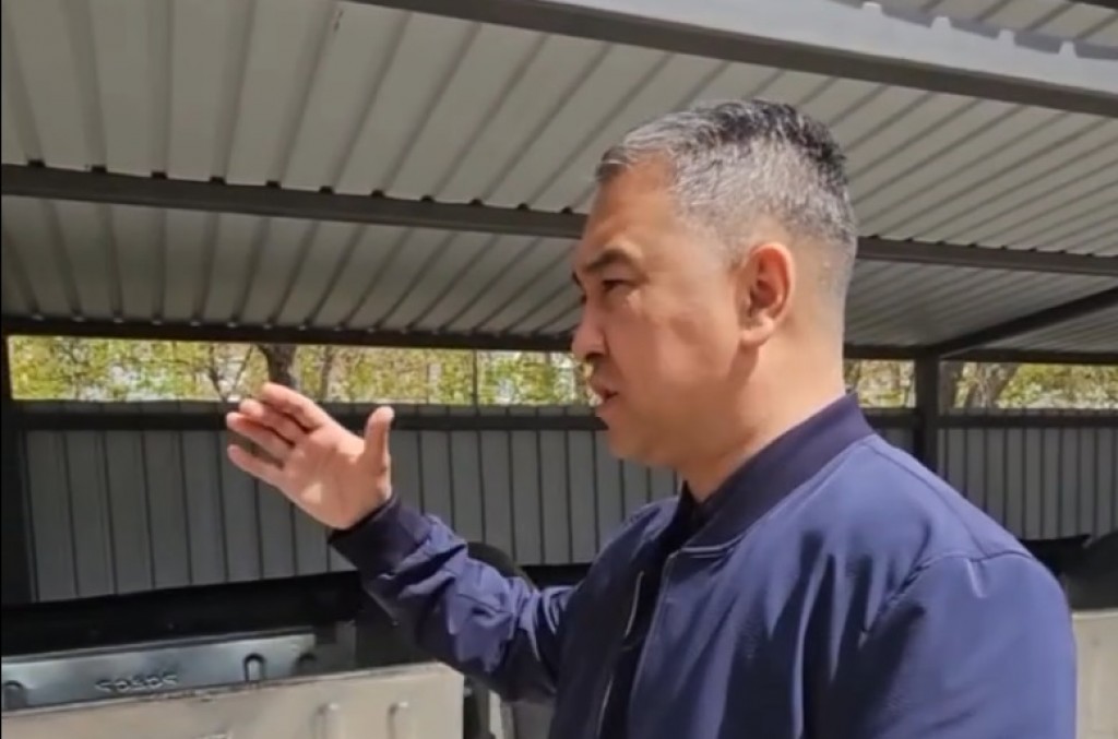 Аким Караганды проверил отремонтированные мусорные площадки