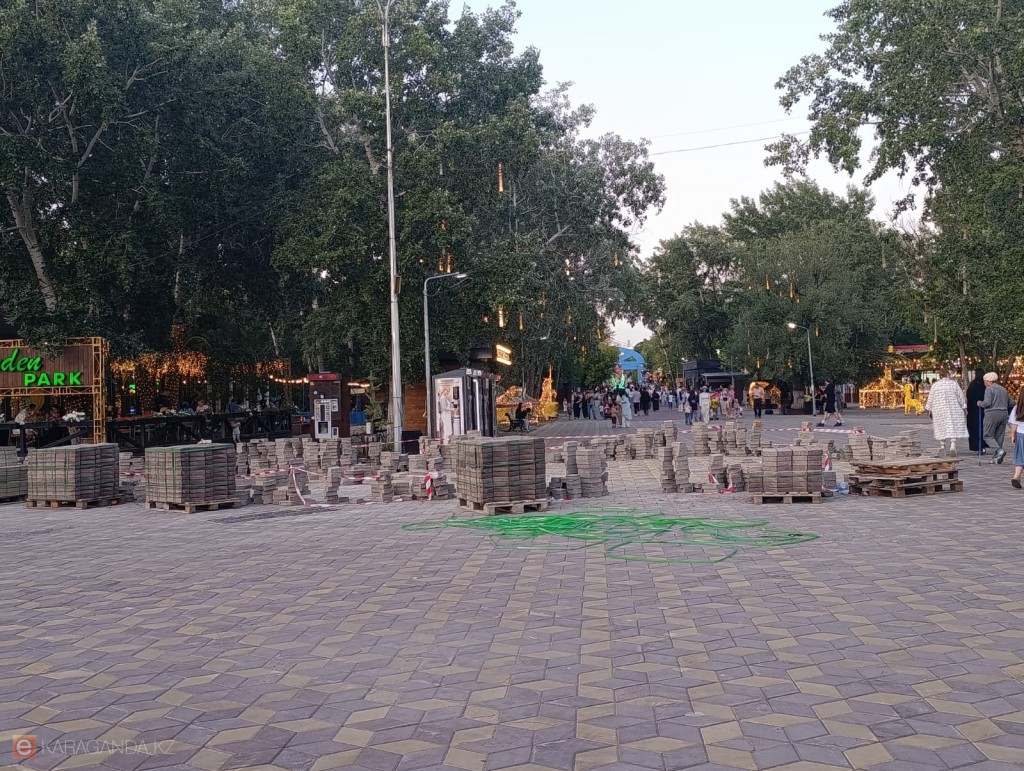 В Центральном парке Караганды снова меняют брусчатку перед главной сценой