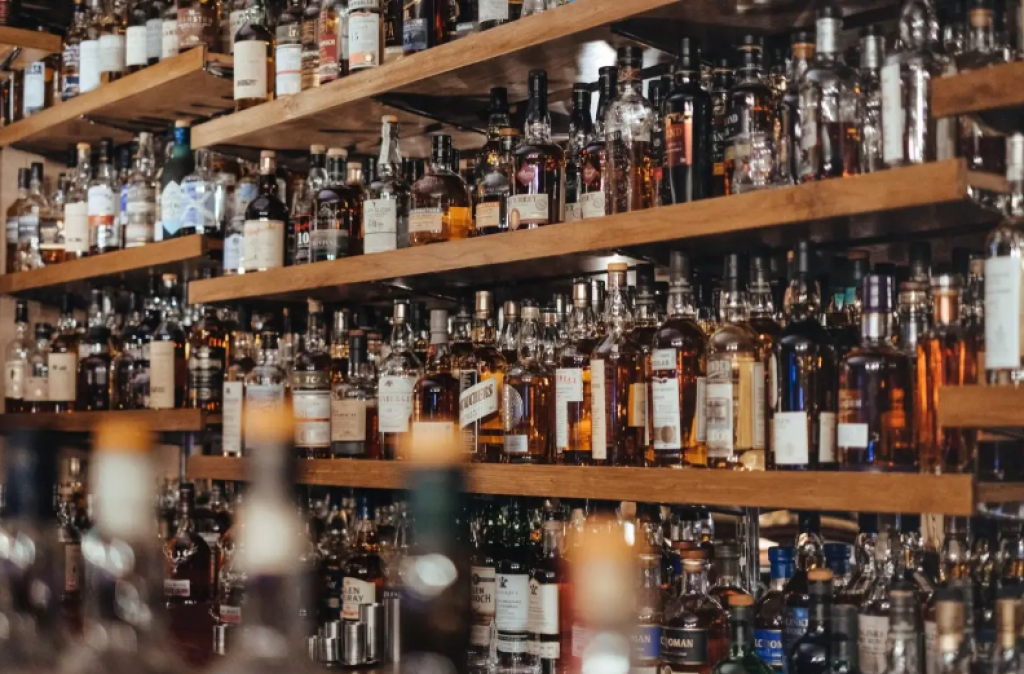 Казахстанцы перешли на тяжелый алкоголь и стали пропивать больше денег