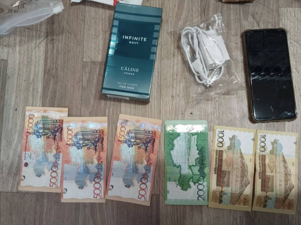 Телефон, SIM-карты и наличные пытались пронести в кроссовках в колонию Караганды