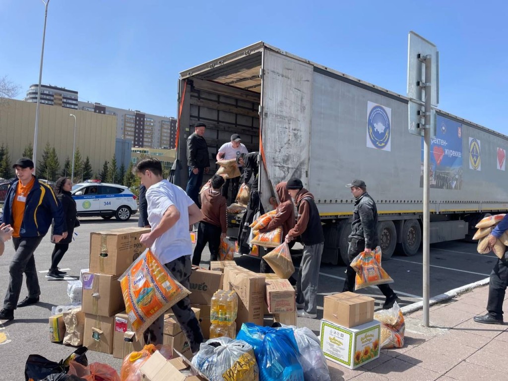 40 тонн гуманитарной помощи отправили в Костанайскую область из Караганды