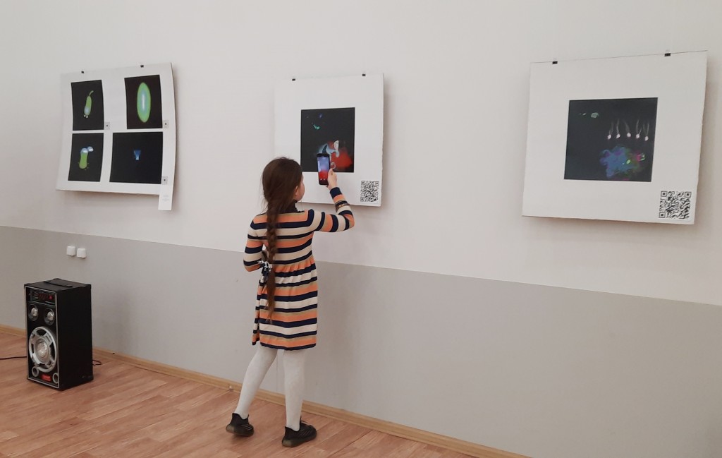 Послушать картины можно на выставке работ карагандинки Евгении Казаковой