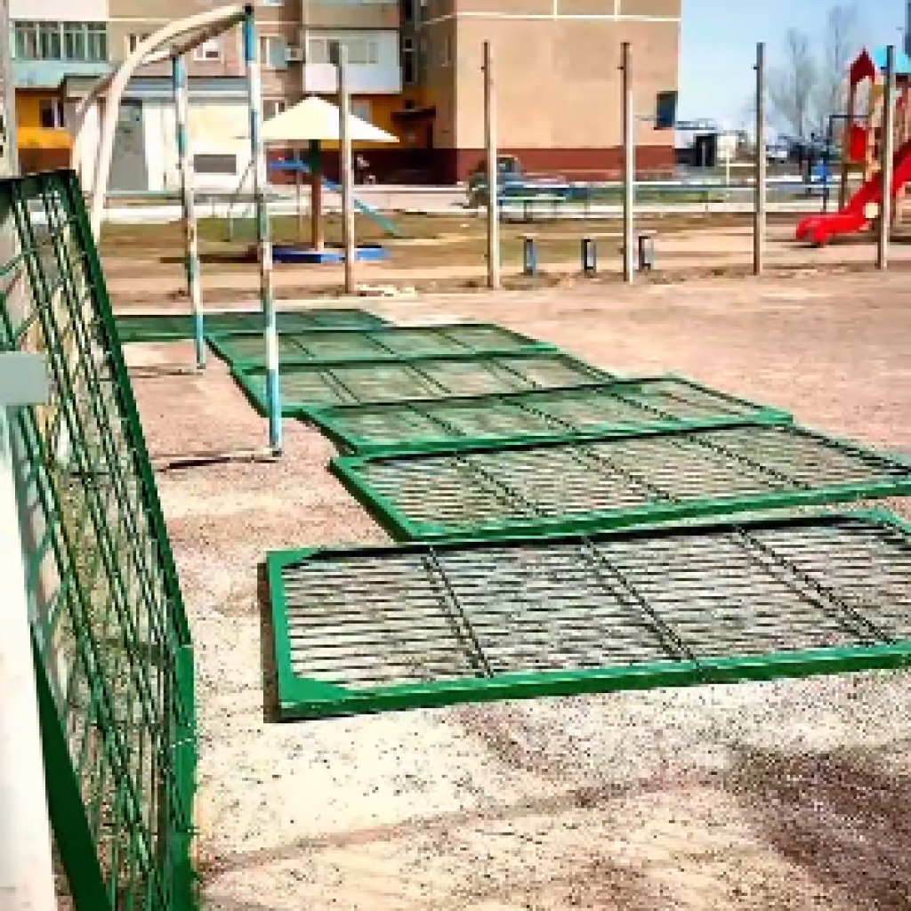 В Абае обновляют детские площадки и спортивные корты