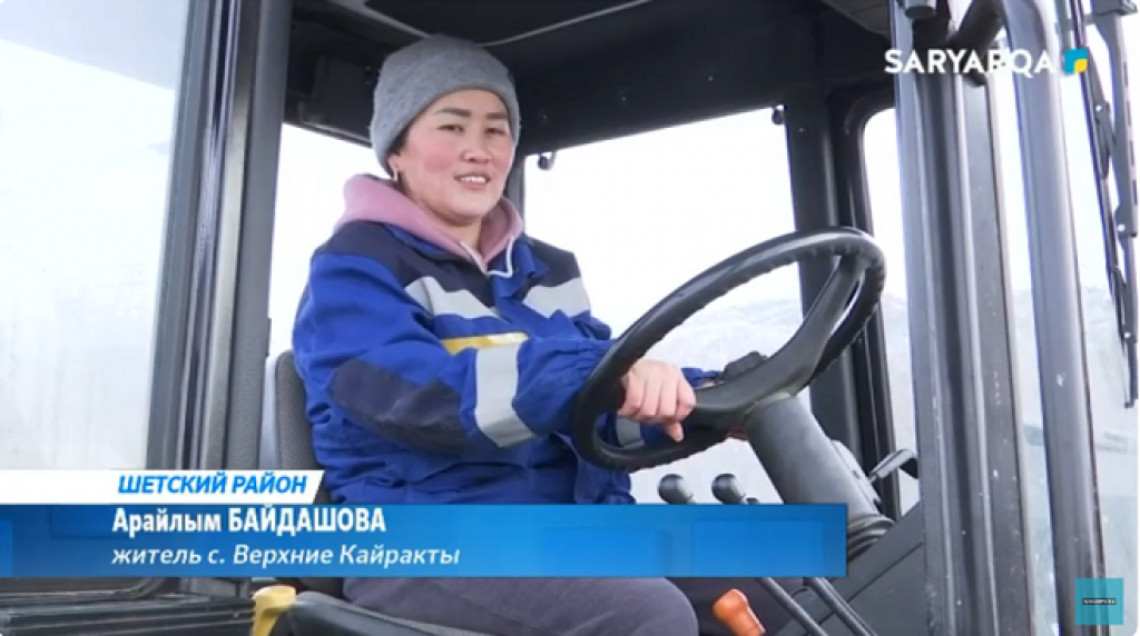 Звезда тик тока: жительница Шетского района уже четыре года за рулем сельскохозяйственной спецтехники