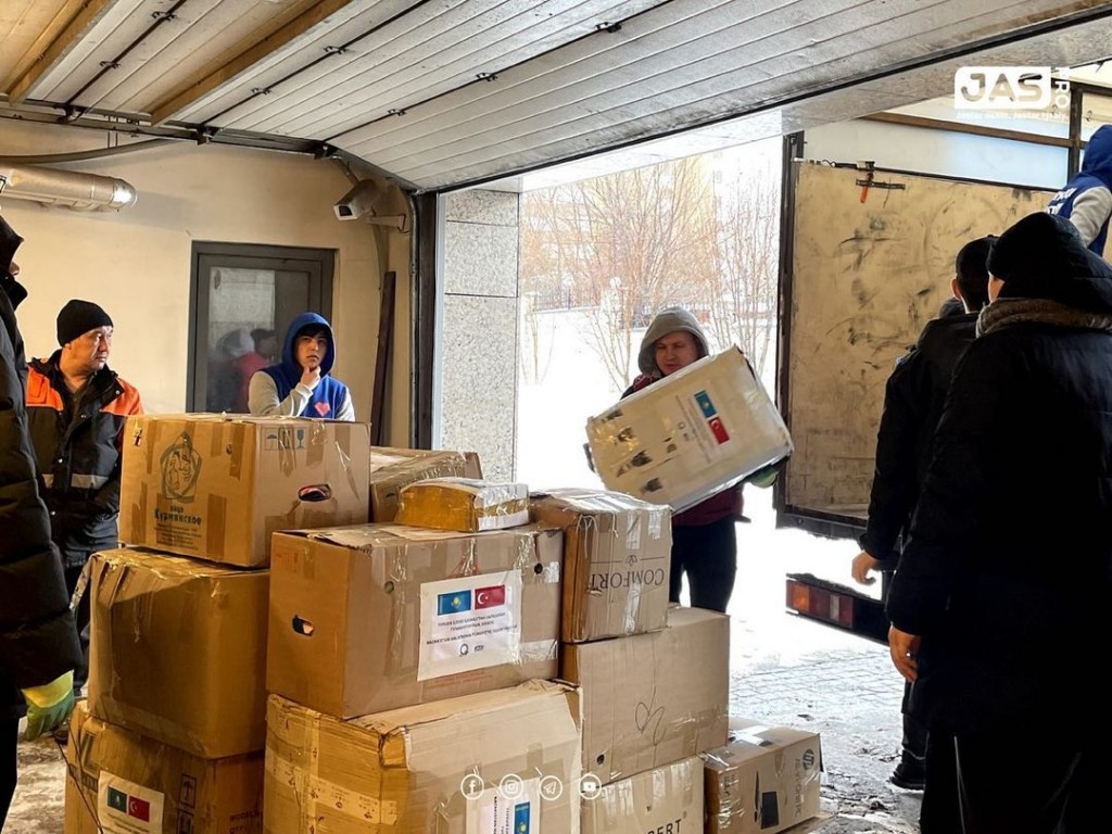 Карагандинские волонтеры отправили 2 тонны гуманитарной помощи в Турцию