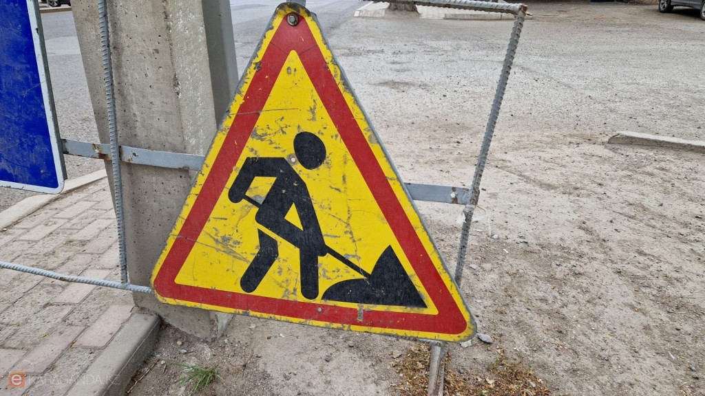 Карагандинцы жалуются на разбитую дорогу по улице Металлистов