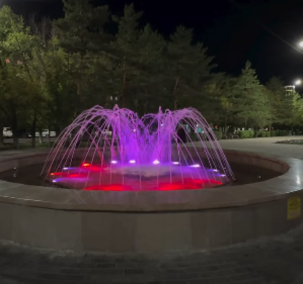 В Караганде в сквере по проспекту Строителей вновь заработал фонтан