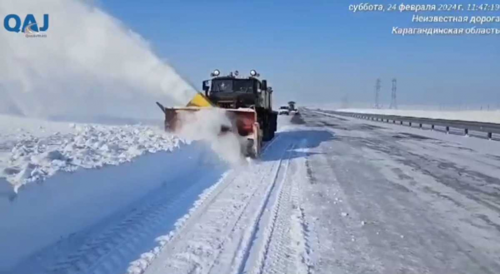 В Карагандинской области подсыпали более 2 тысяч тонн противогололёдного материала