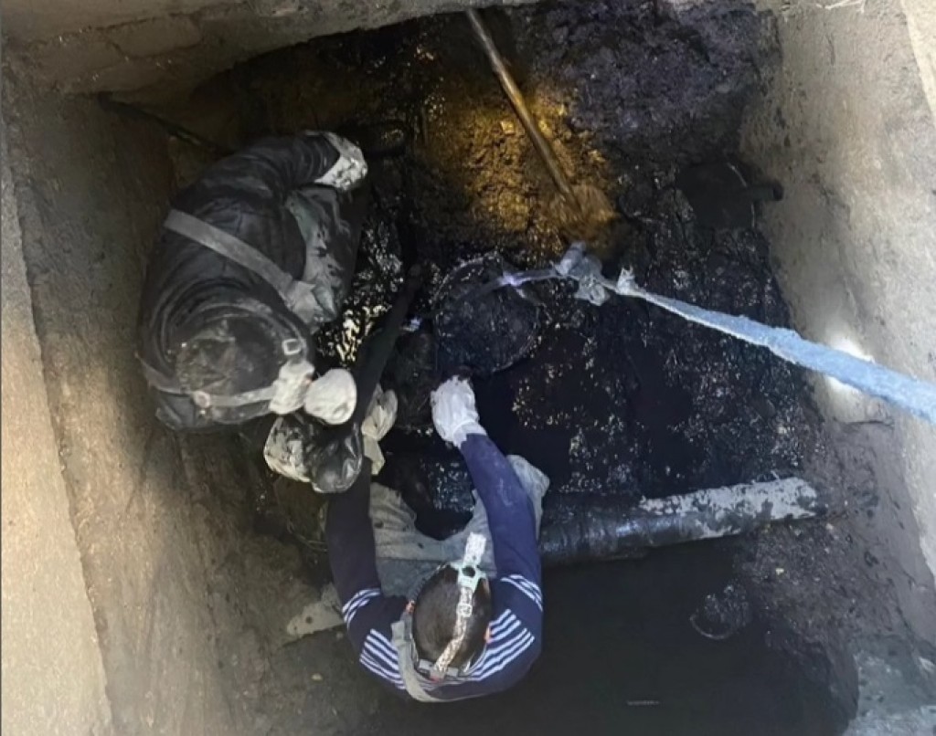 В Караганде продолжается очистка ливневой канализации