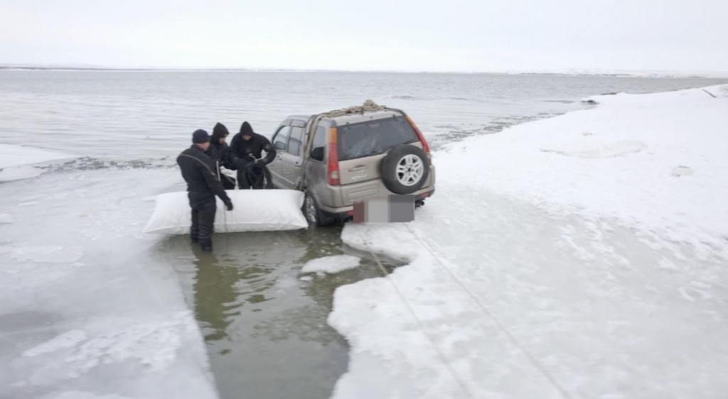 Суға батып кете жаздады: Топар ауылында куәгер көлікте мұз астына түсіп кеткен балықшыны құтқарды