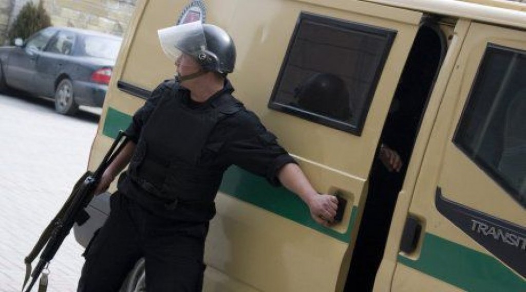 Метрода жоқ юбка астында