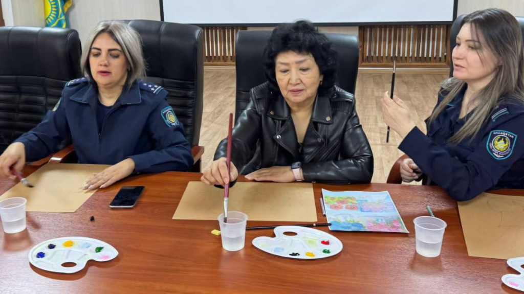 Мастер-класс по рисованию прошел для сотрудников карагандинской колонии