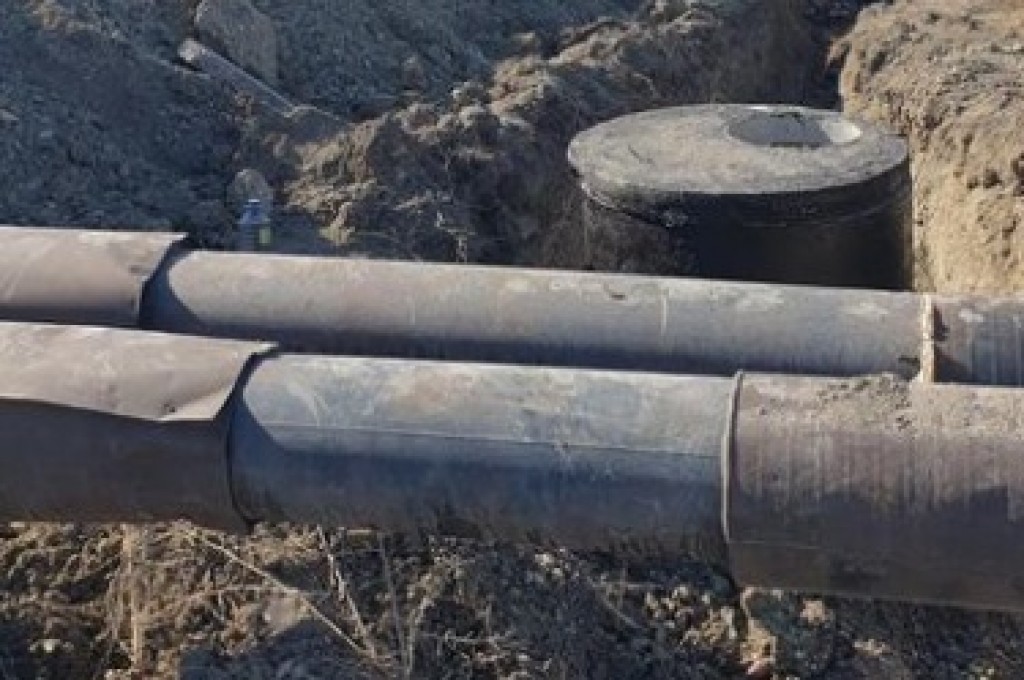 В Караганде по улице Өркен меняют старый водопровод
