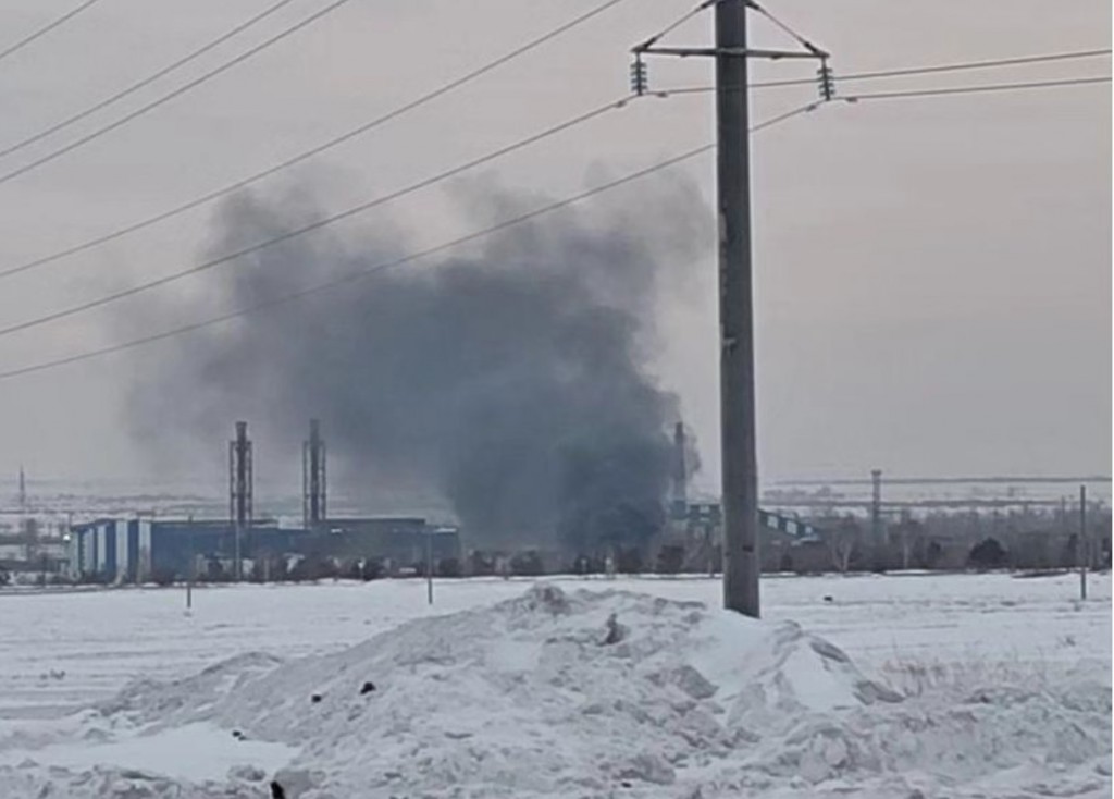 На одном из кладбищ Караганды жгли покрышки