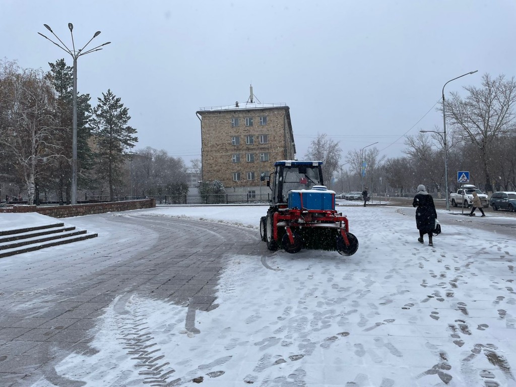 Чистить от снега парки и скверы начали в Караганде