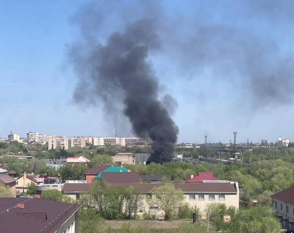 В Караганде сгорели три недействующих пассажирских вагона